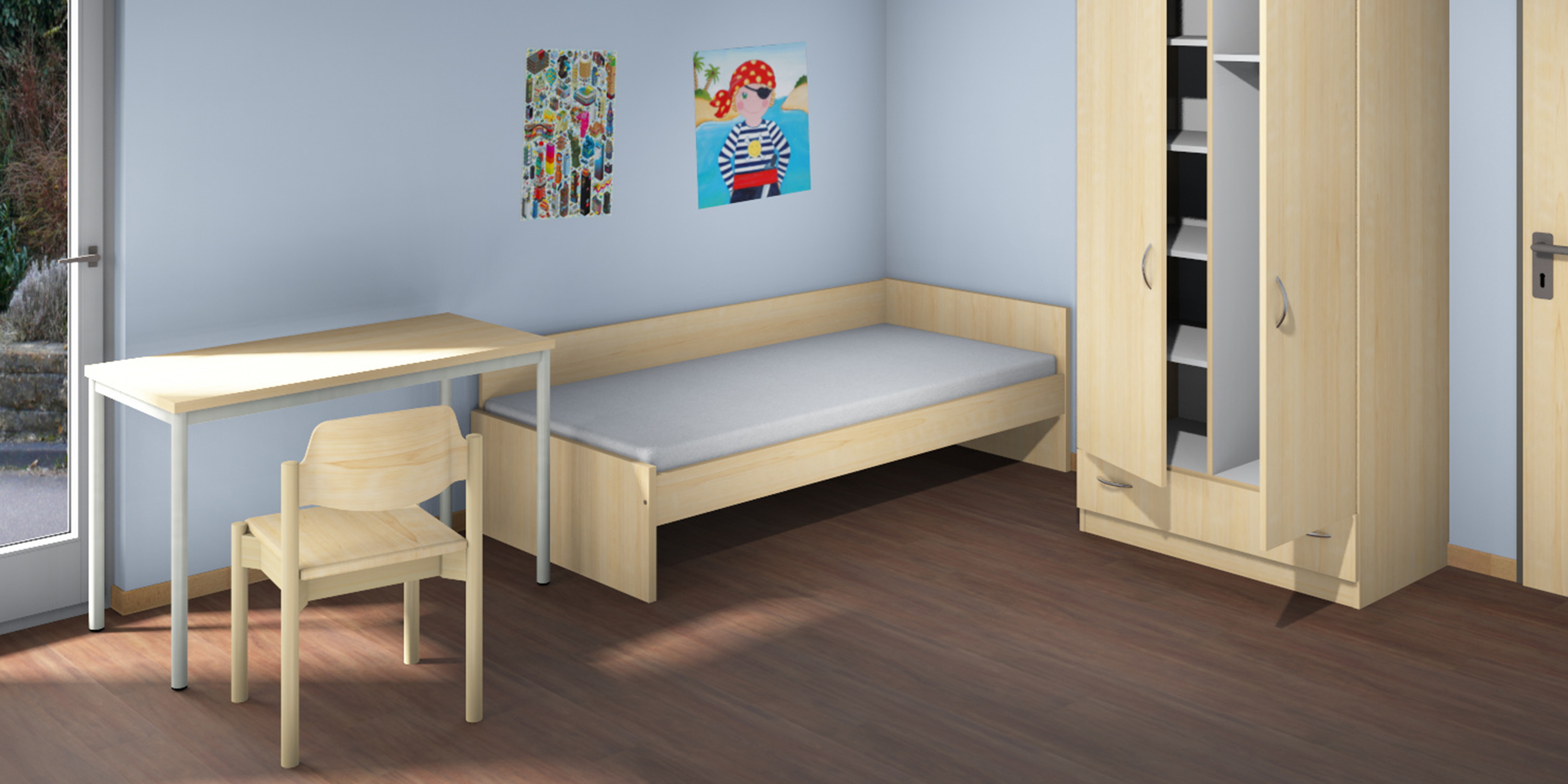 Möbliertes Zimmer mit hellem Holzschrank, Einzelbett mit seitlichem Schutz, Schreibtisch und Stuhl vor einem Fenster