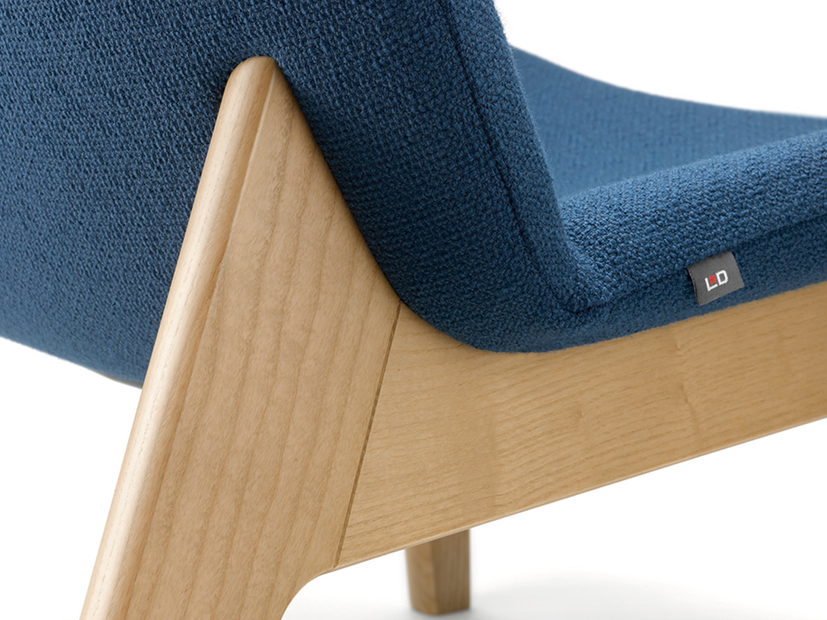 Loungemöbel Oslo als zweisitziges Sofa mit gepolstertem Korpus und Holzgestell für Aufenthaltsbereiche