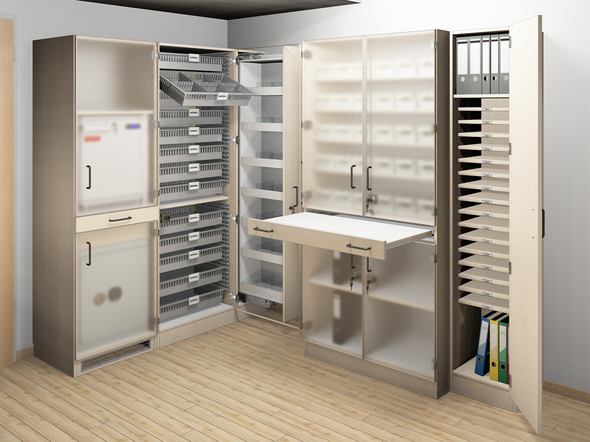 Schrankwand mit mehreren Medikamentenschränken und transparenten Fronten zur übersichtlichen Aufbewahrung in Pflege und Kliniken