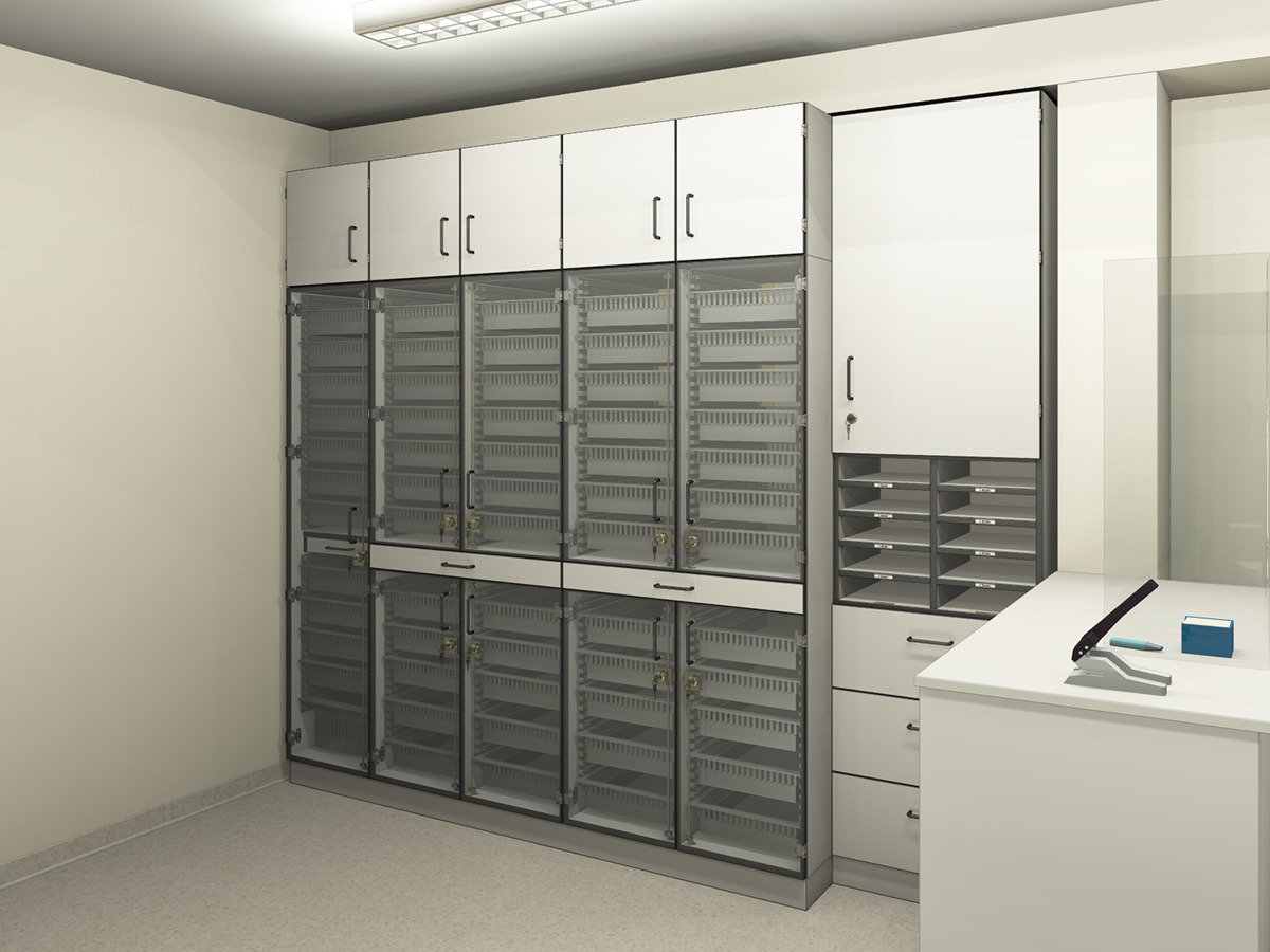 Medikamentenschrankanlage mit geöffneten Türen, Einsatzmodulen und Fächern für schnellen Zugriff im Stationsalltag