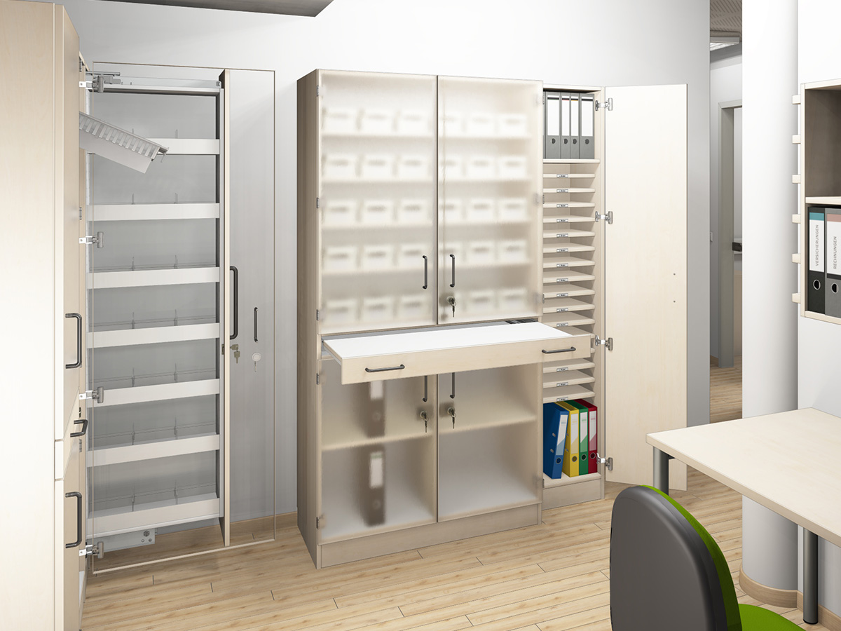 Abschließbare Medikamentenschränke mit transparenten Türen und integrierten Schubladen neben einem Arbeitsplatz