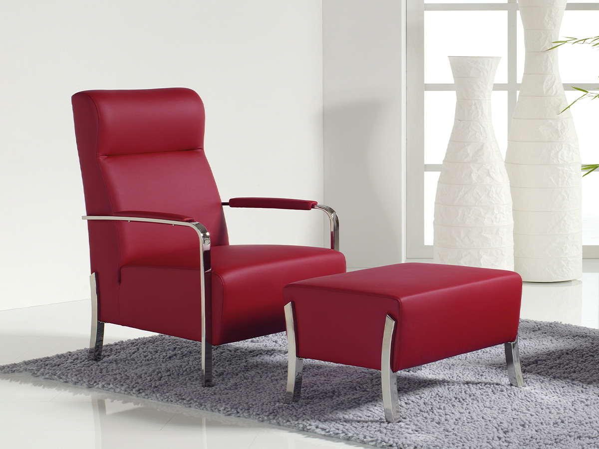 Lilly Hochlehnsessel mit Chromgestell und passendem Hocker in modernem Umfeld