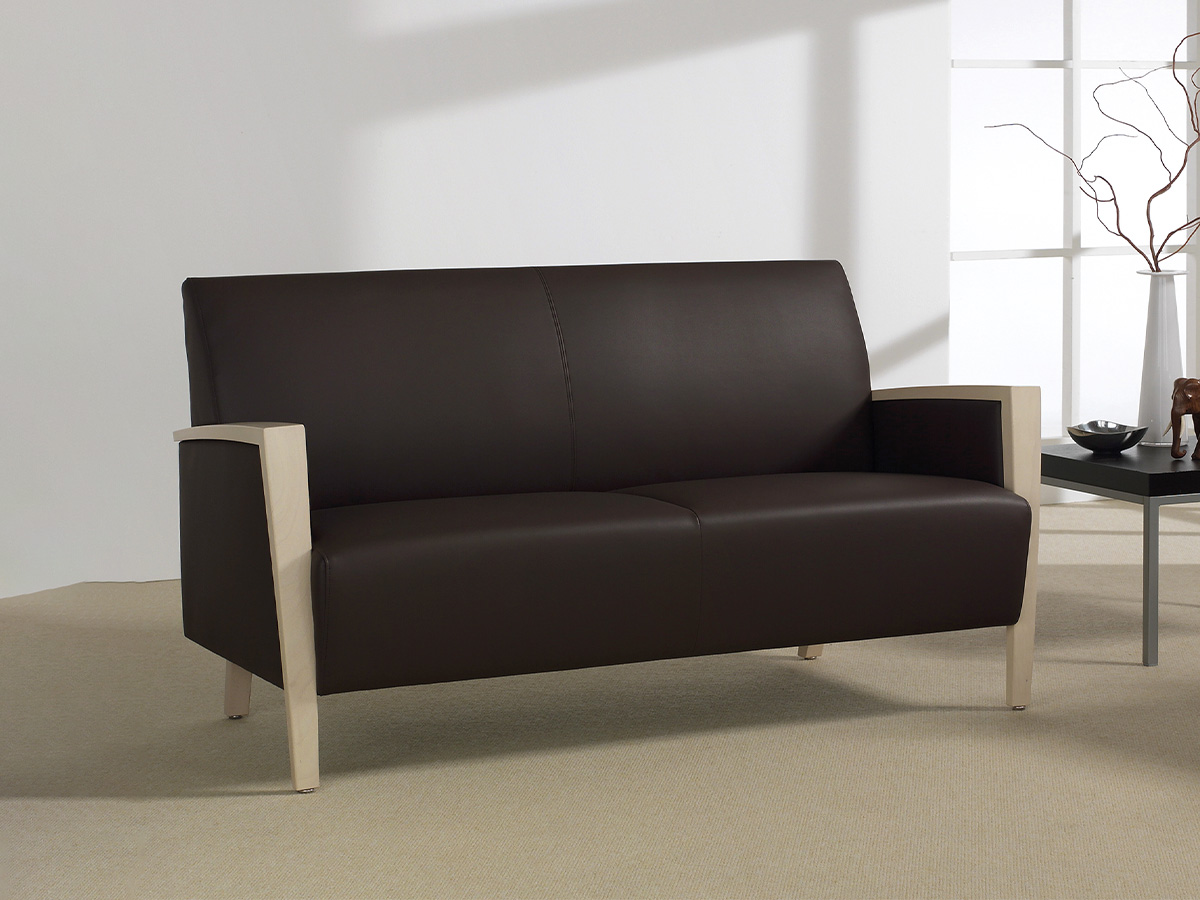 Zweisitzer der Polsterserie Lilly mit geschlossener Armlehne und Holzfüßen in dunkler Ausführung