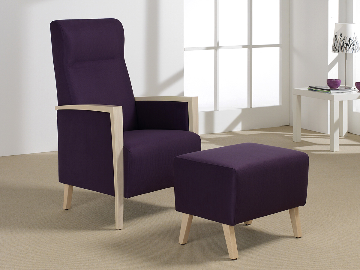 Hochlehnsessel der Polsterserie Lilly mit Polsterauflage und hellem Holzgestell