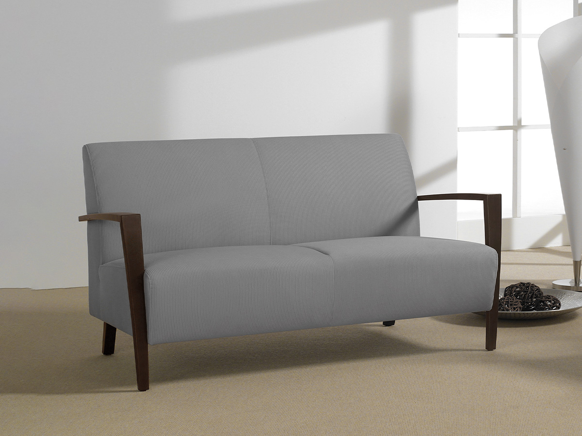 Zweisitzer der Polsterserie Lilly mit offener Armlehne und schlankem Holzgestell