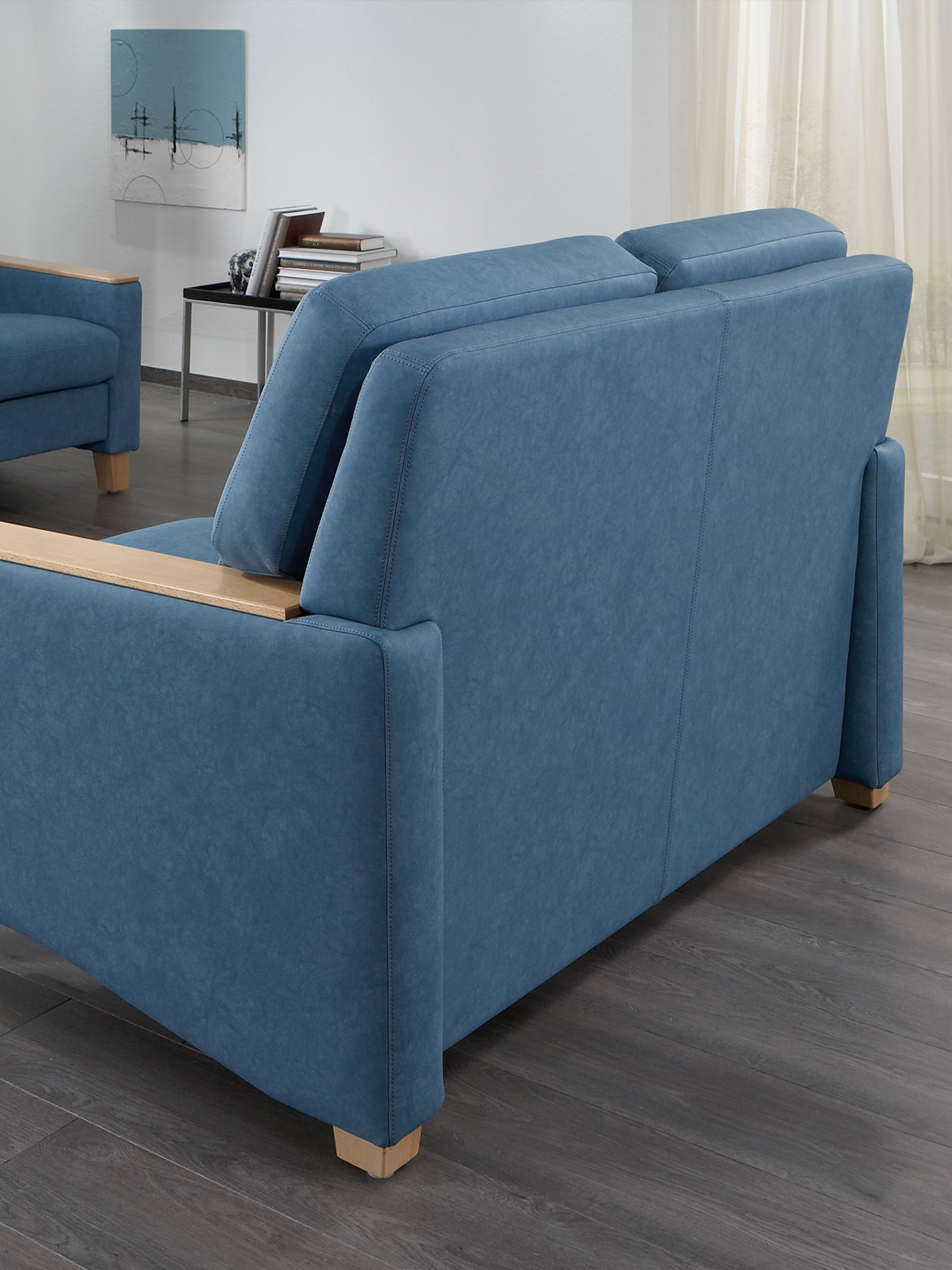 Rund geformte Rückenlehne der Polsterserie Luno mit stabiler Polsterkonstruktion