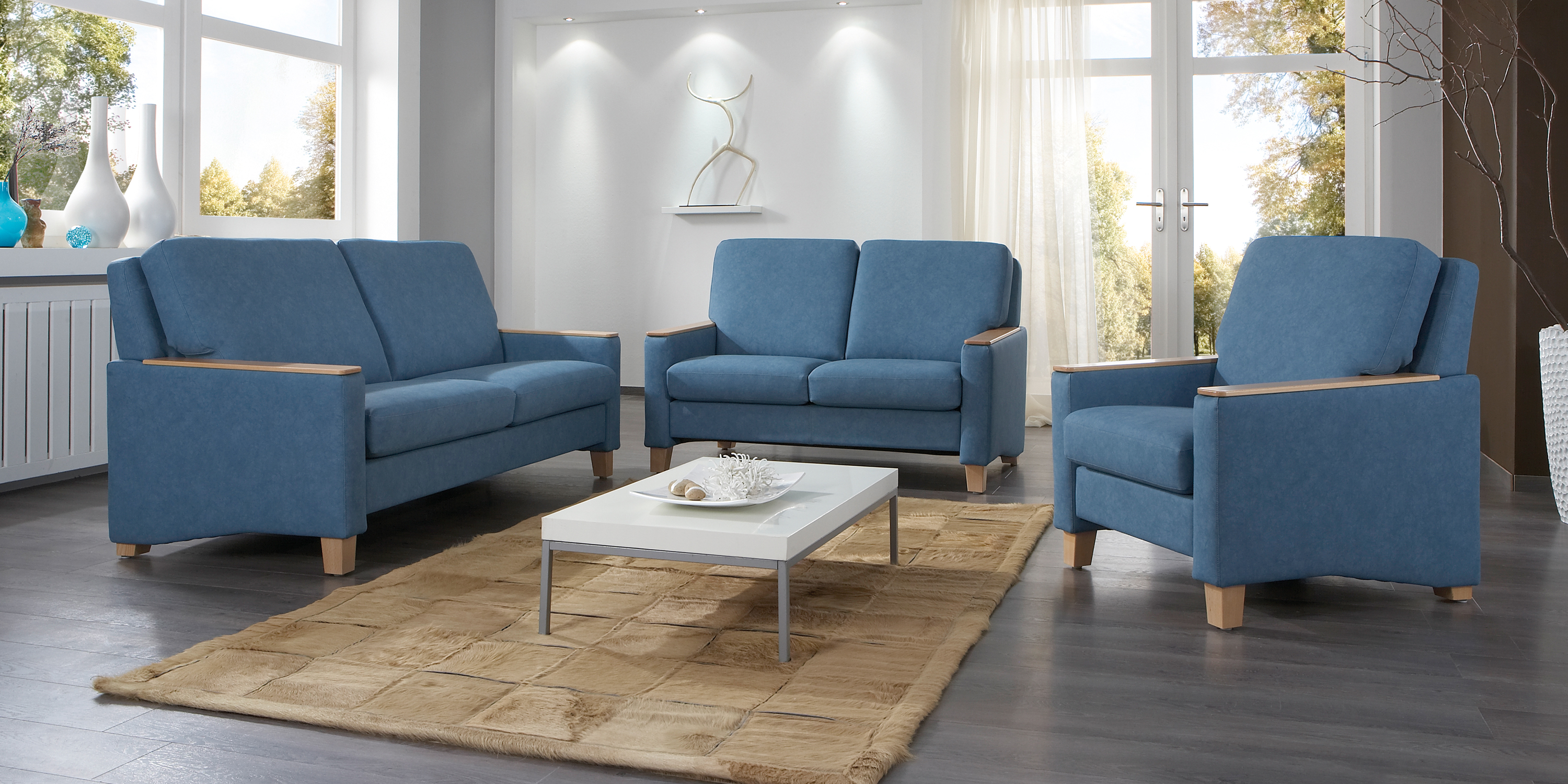 Polstermöbel Luno als dreiteilige Sitzgruppe in hellem Wohnraum