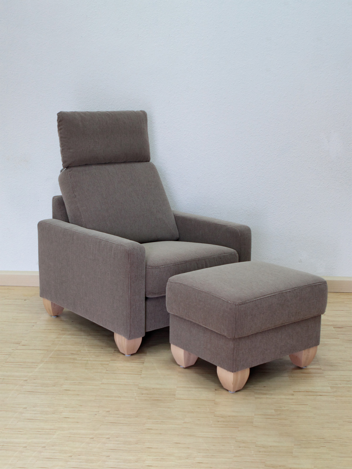Hochlehnsessel der Polsterserie Milo mit passendem Hocker für komfortables Sitzen
