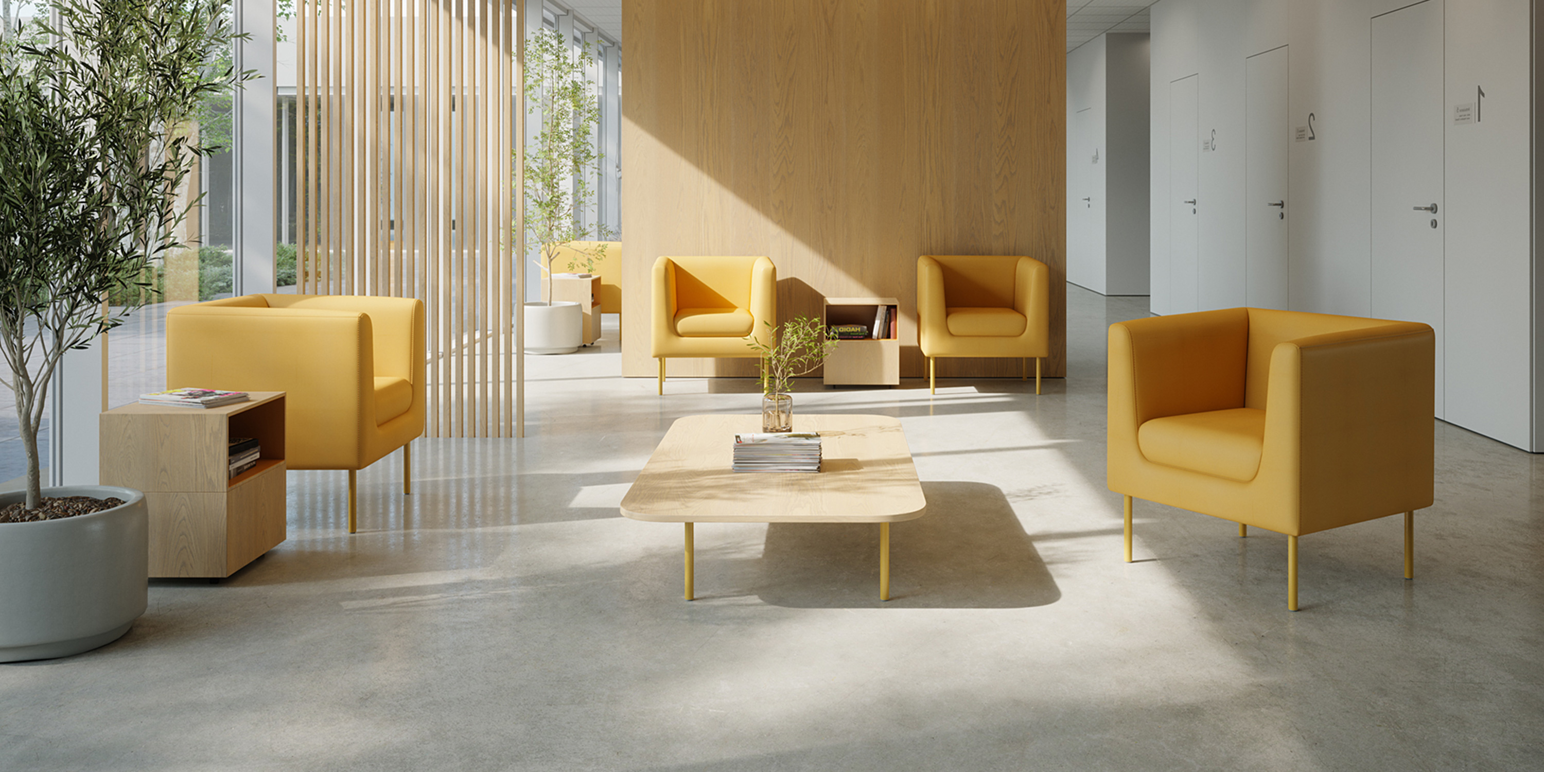 Vier gelbe Quadra Sessel um einen niedrigen Holztisch in einem hellen Empfangsbereich mit großen Fenstern und Holzwand