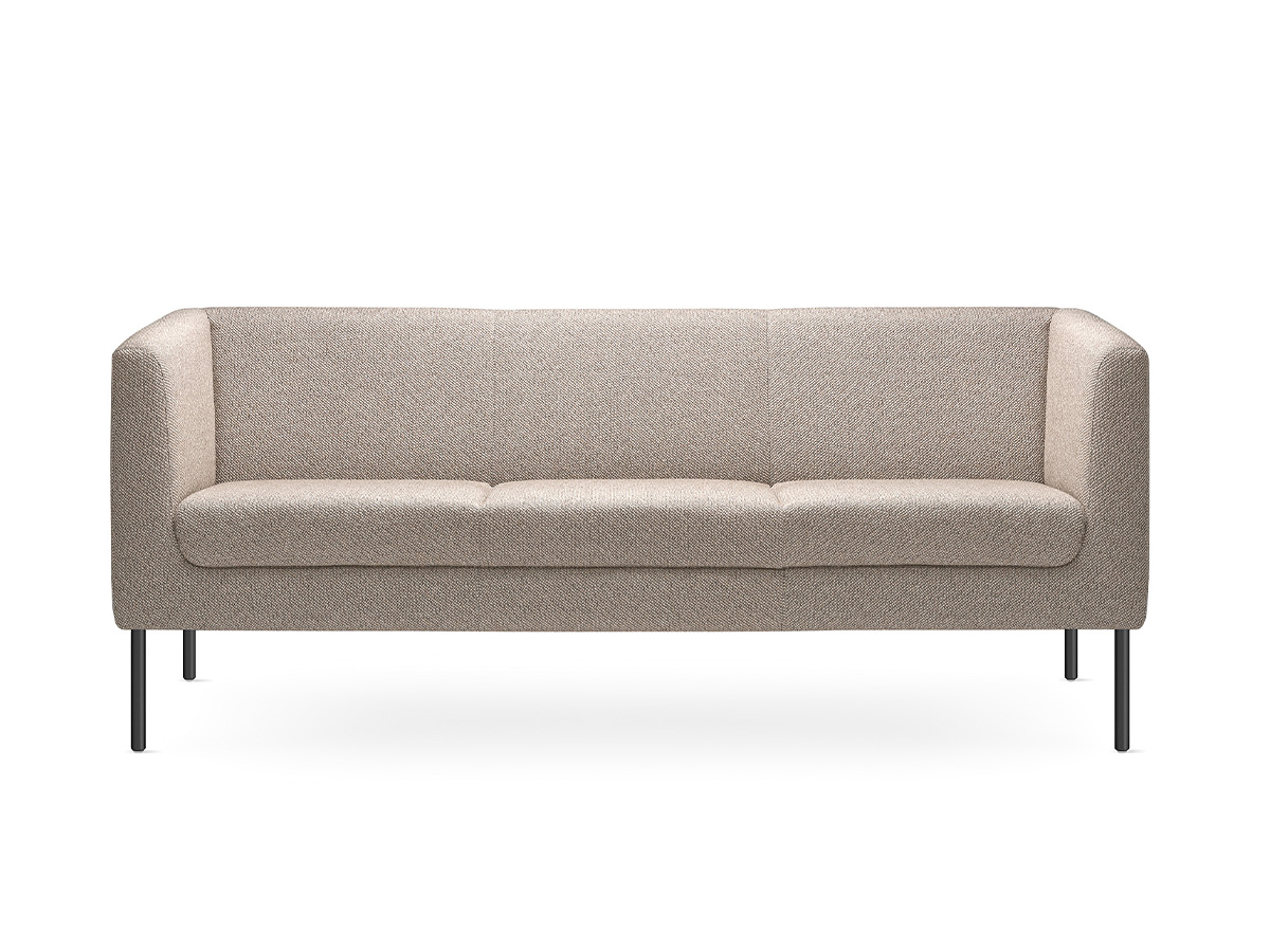Sofa mit hellem Stoffbezug auf blauen Füßen