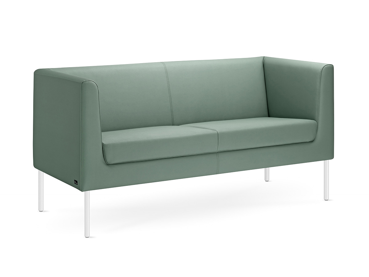 Sessel in hellem Blauton mit dunklen Füßen