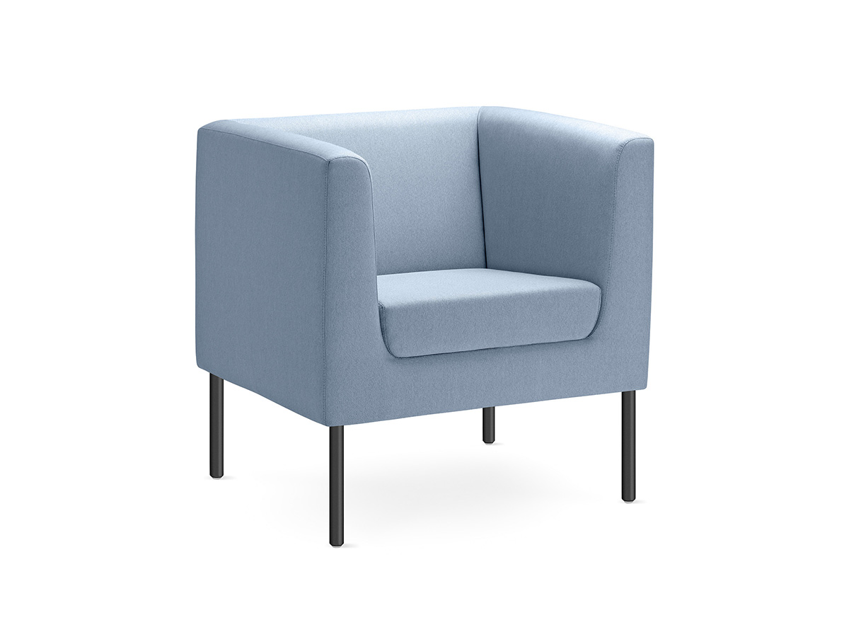 Sofa in sanftem Grünton mit weißen Füßen