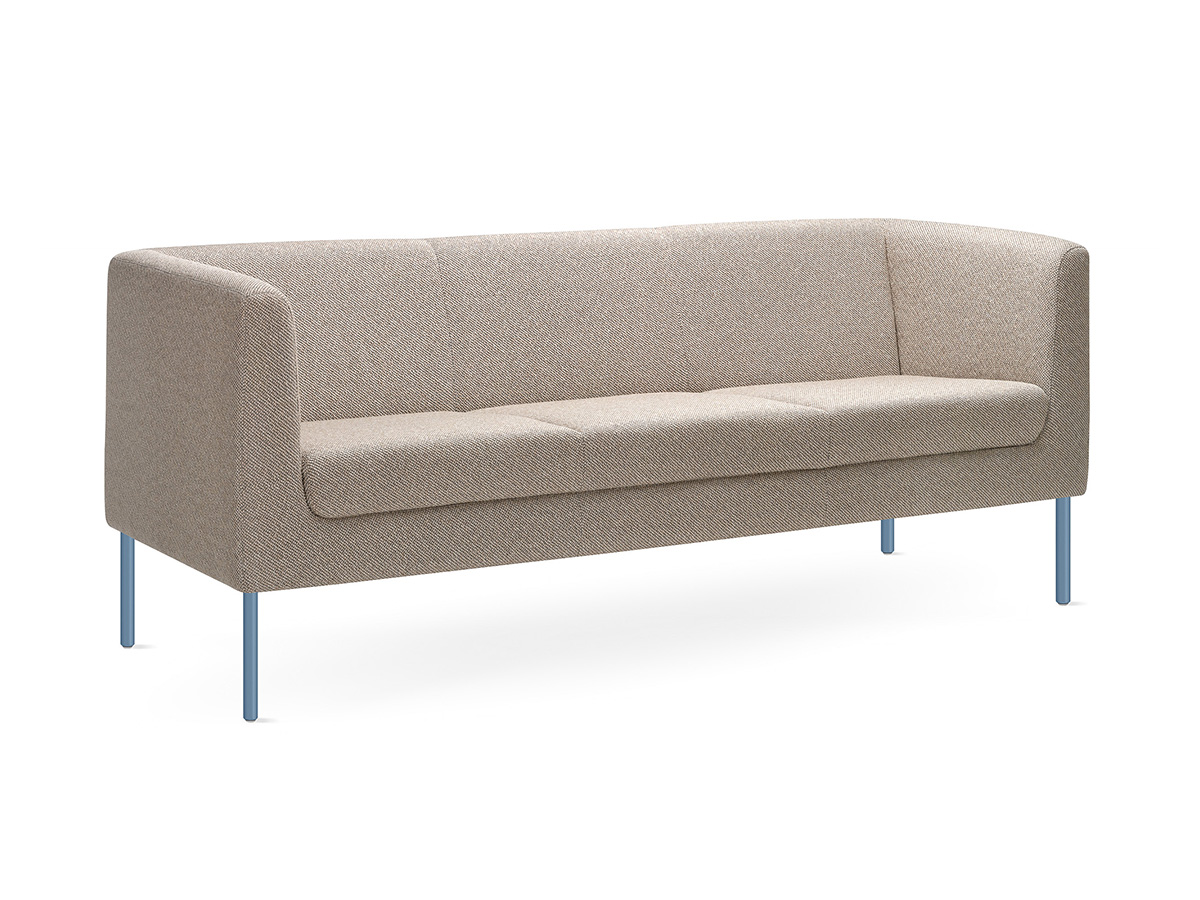 Sofa mit hellem Stoffbezug und dunklen Füßen