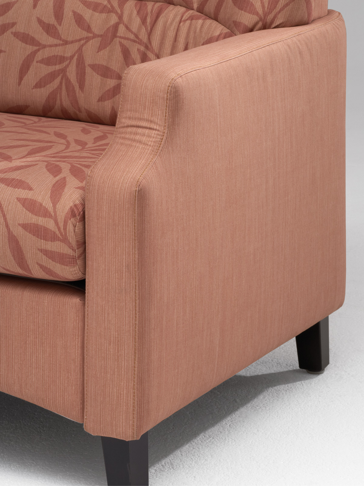 Ergonomische Rückenform und Nässeschutzwanne der Polsterserie Serena