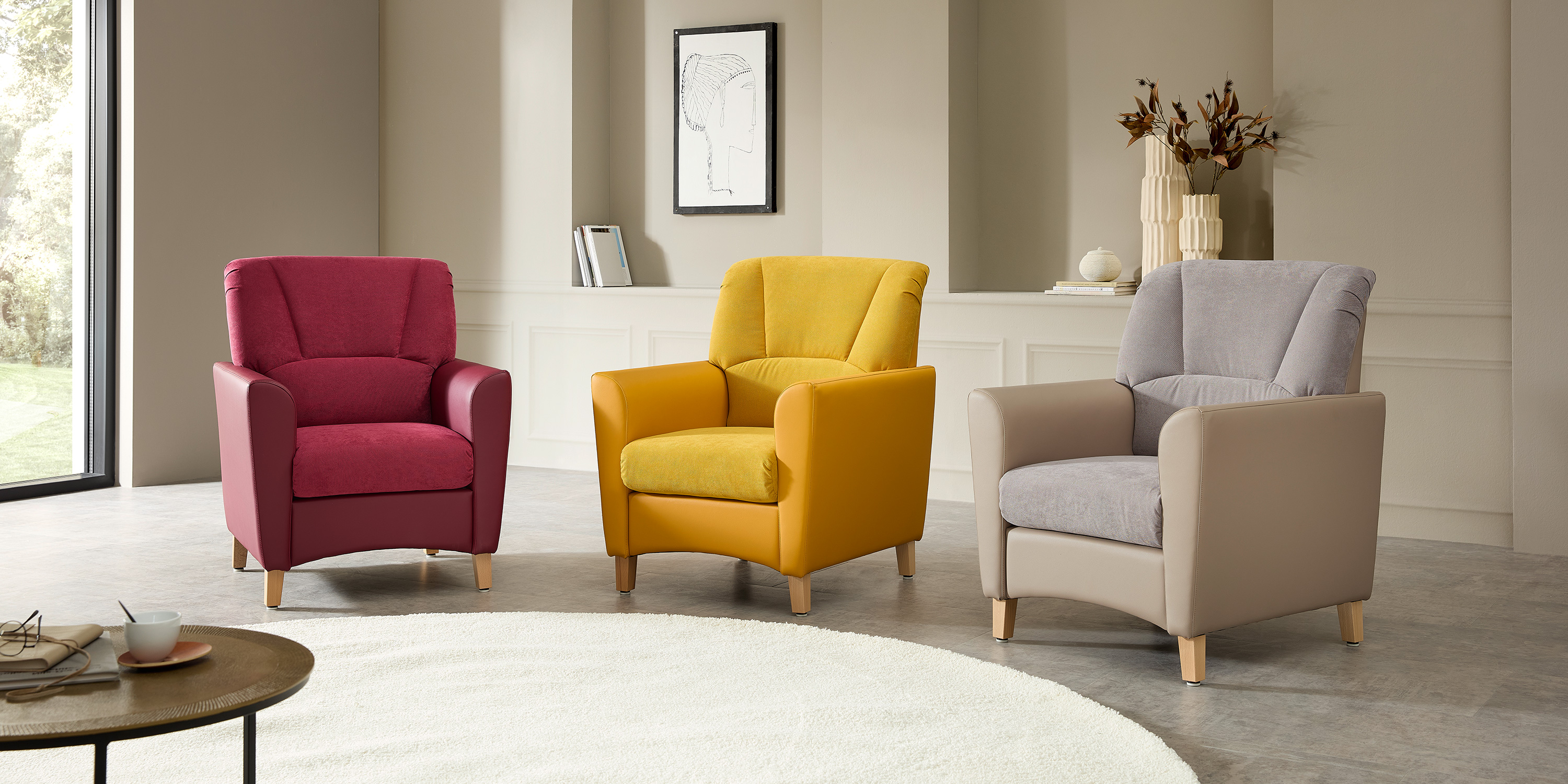 Drei Sessel der Serie Serena in Beige Gelb und Rot für Aufenthaltsräume in Pflegeeinrichtungen