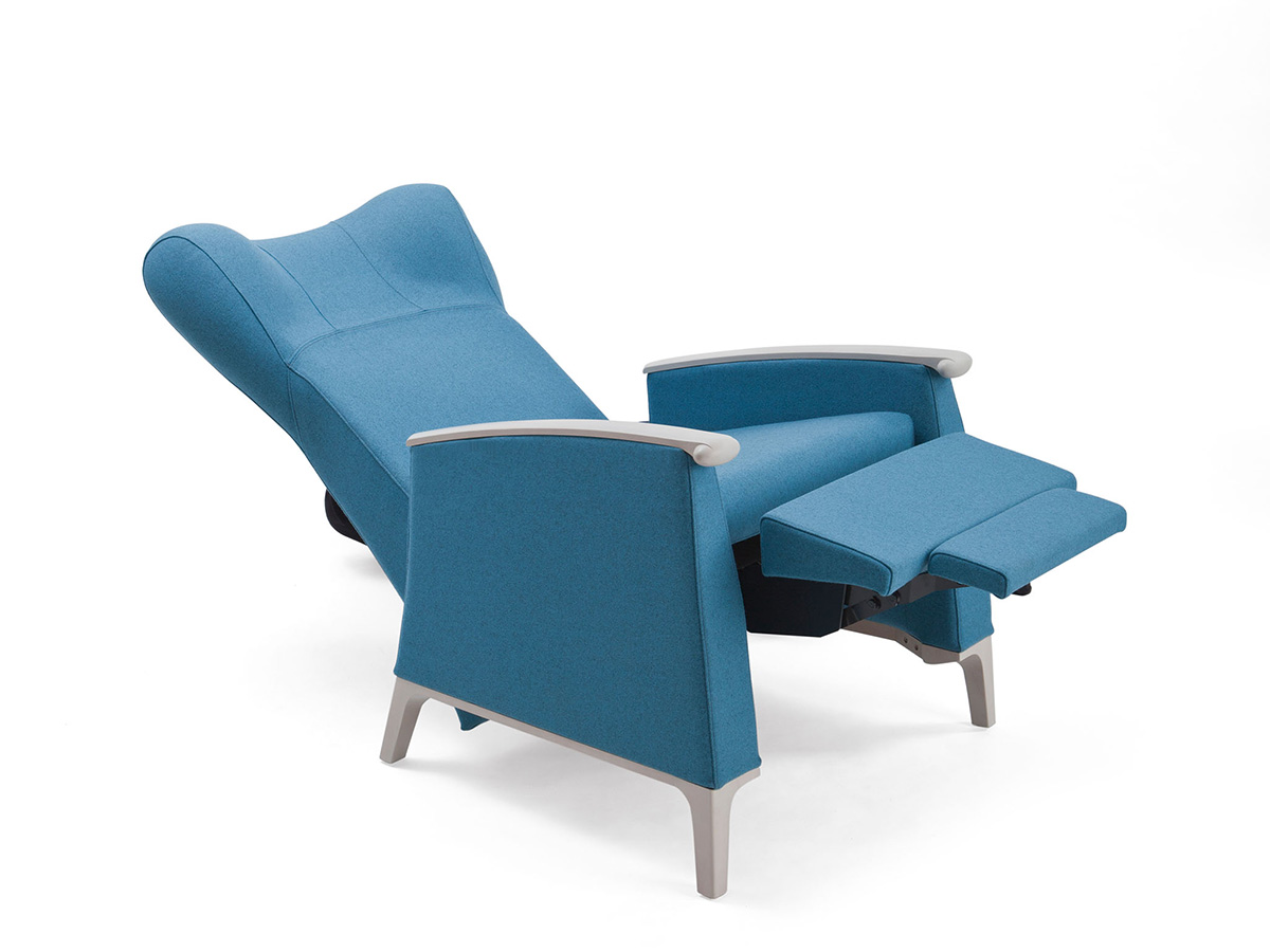 Relaxsessel Mamy Relax in blauem Stoff in Frontansicht mit hoher Rückenlehne