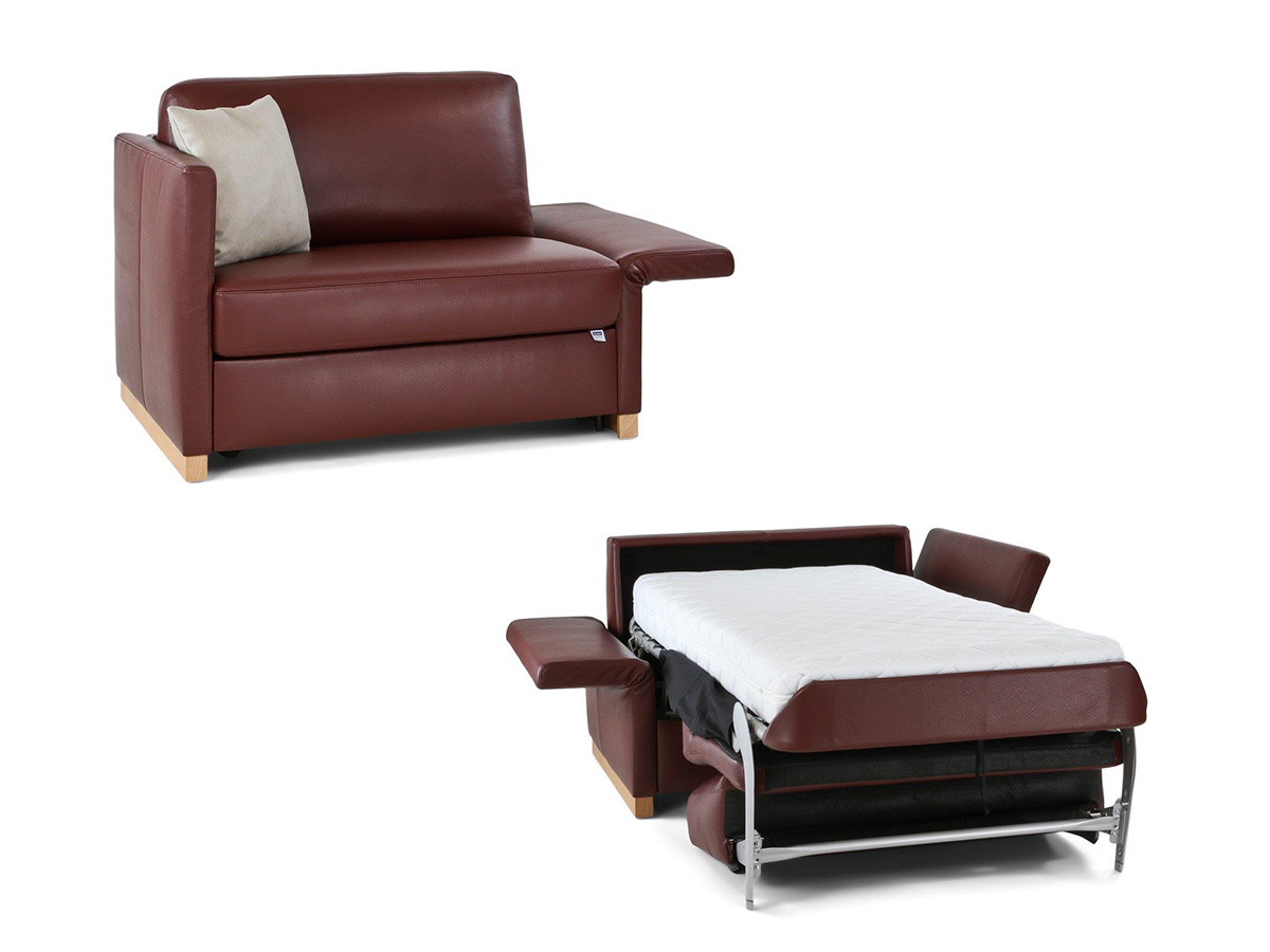 Schlafsofa Cube in braunem Leder mit seitlicher Armlehne und ausgeklappter Schlaffunktion vor weißem Hintergrund