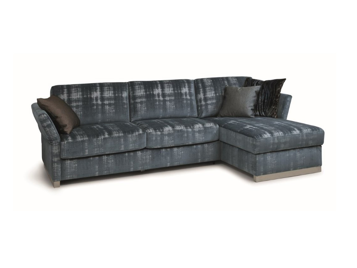 Schlafsofa Cube mit Ottomane in blauem Stoffbezug als Ecklösung vor weißem Hintergrund