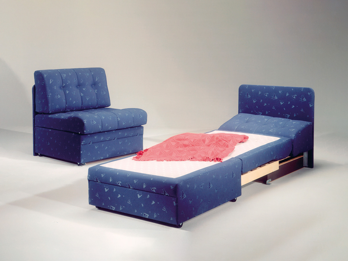 Schlafsofa Helga in blauem Stoffbezug als Sessel und mit ausgezogener Liegefläche