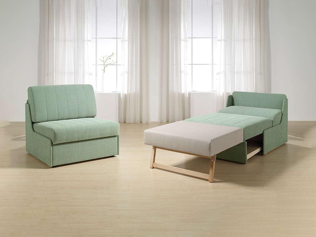 Schlafsofa Helga in hellem Grünton als Sessel und ausgezogenes Bett mit Holzstütze