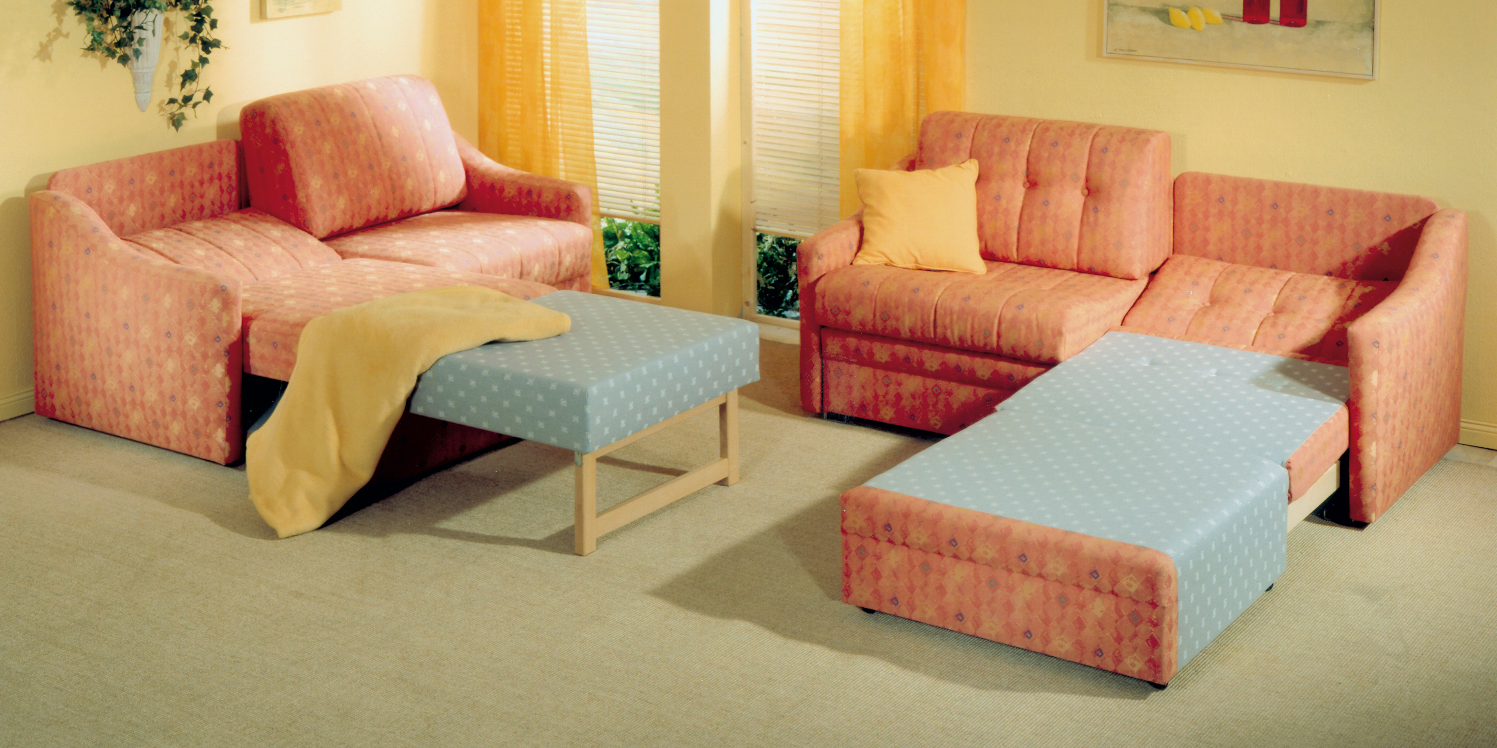 Schlafsofa Helga in ausgezogener Position mit gepolsterter Liegefläche in hellem Raum