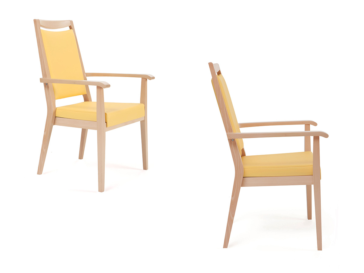 Aero Stuhl mit leicht geneigter Rückenlehne und Armlehnen in gelbem Bezug