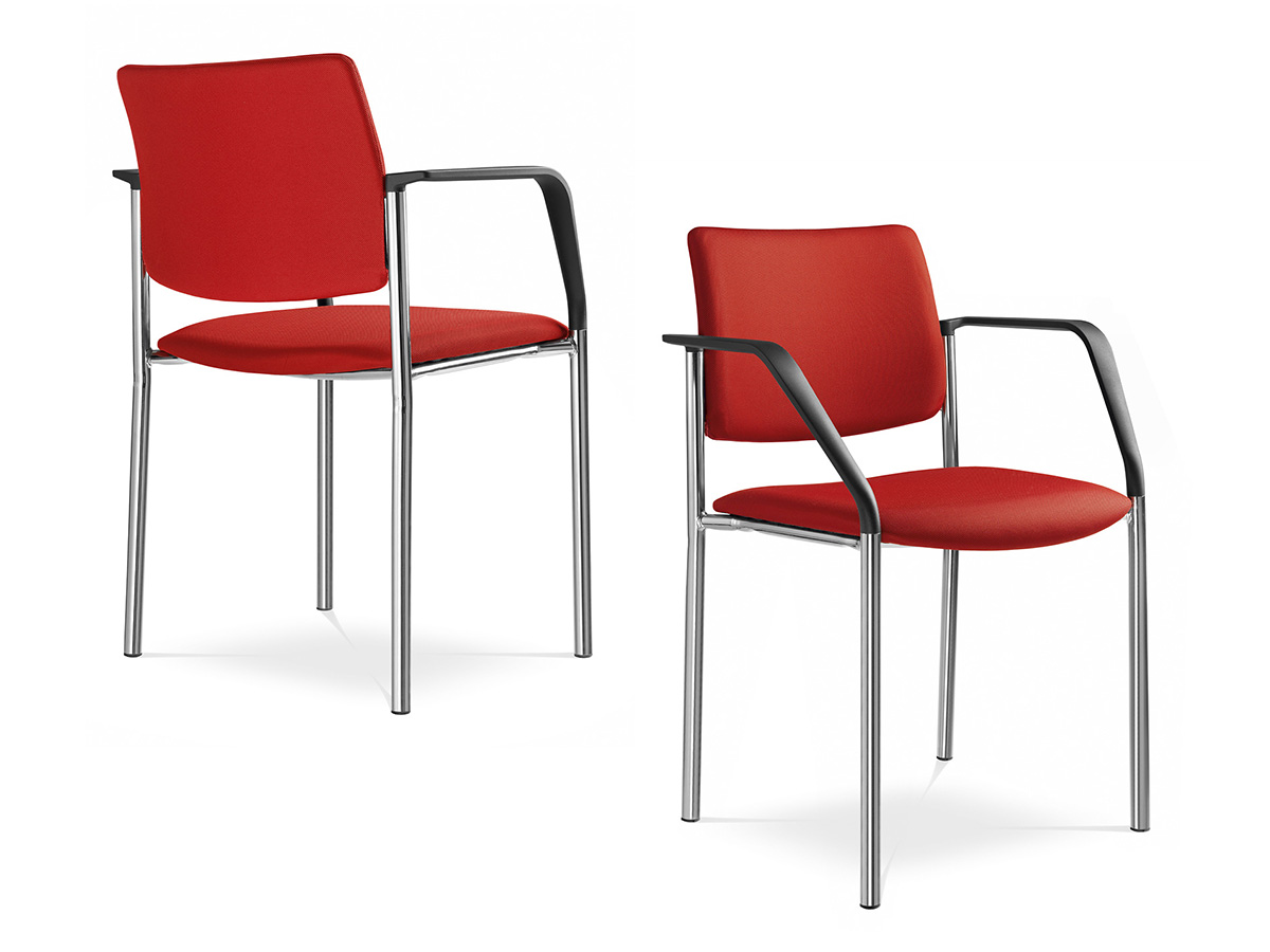Zwei Conference Objektstühle in roter Polsterung mit verchromtem Gestell und Armlehnen