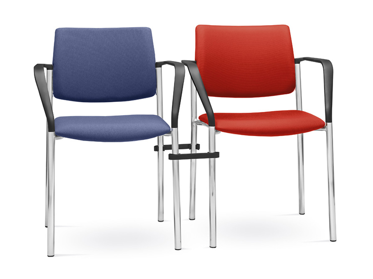 Conference Objektstühle in Blau und Rot nebeneinander mit Armlehnen und verchromtem Gestell