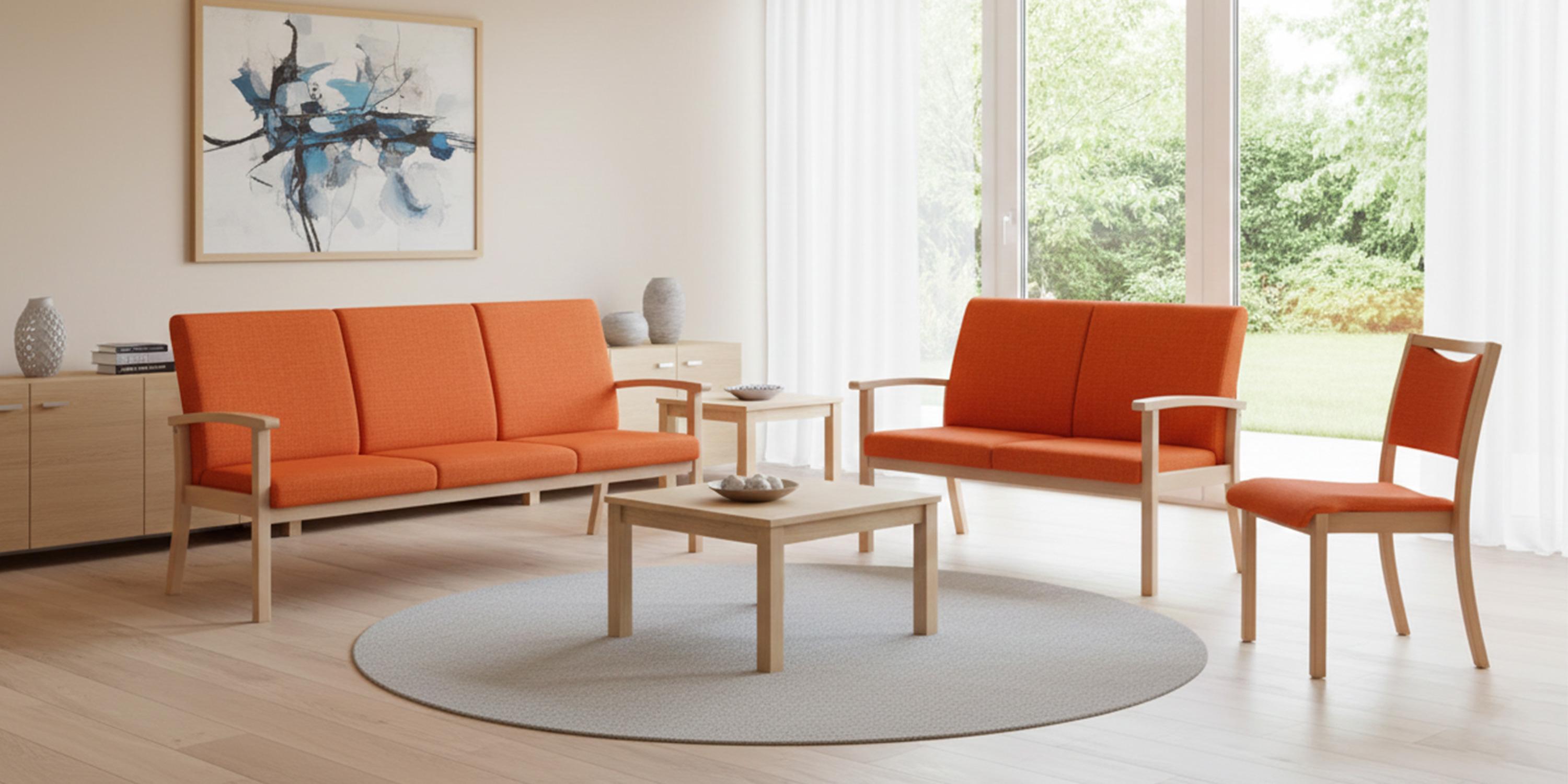 Mona XP Objektsofas und Stühle in warmem Orangeton in hellem Aufenthaltsraum